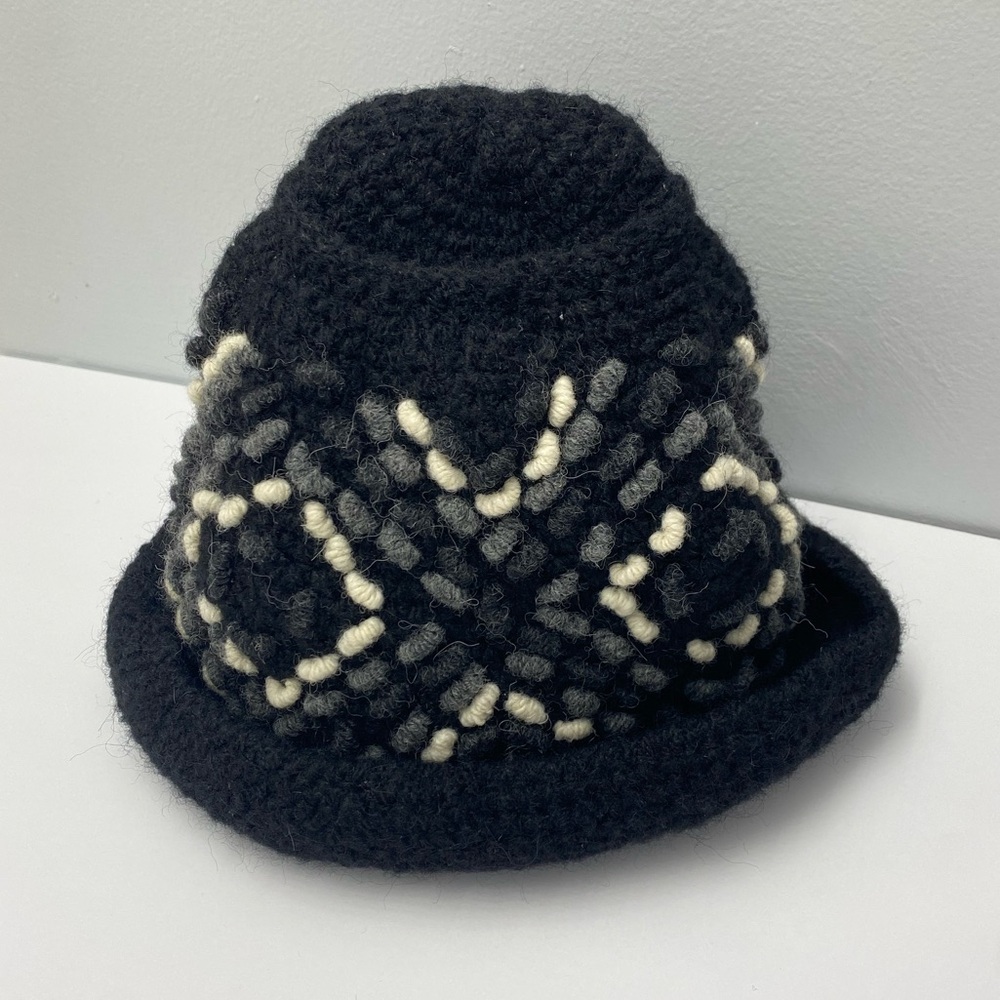 Metropolitan Opera Alpaca Blend Crochet Cloche Hat Black Cream Made in Peru